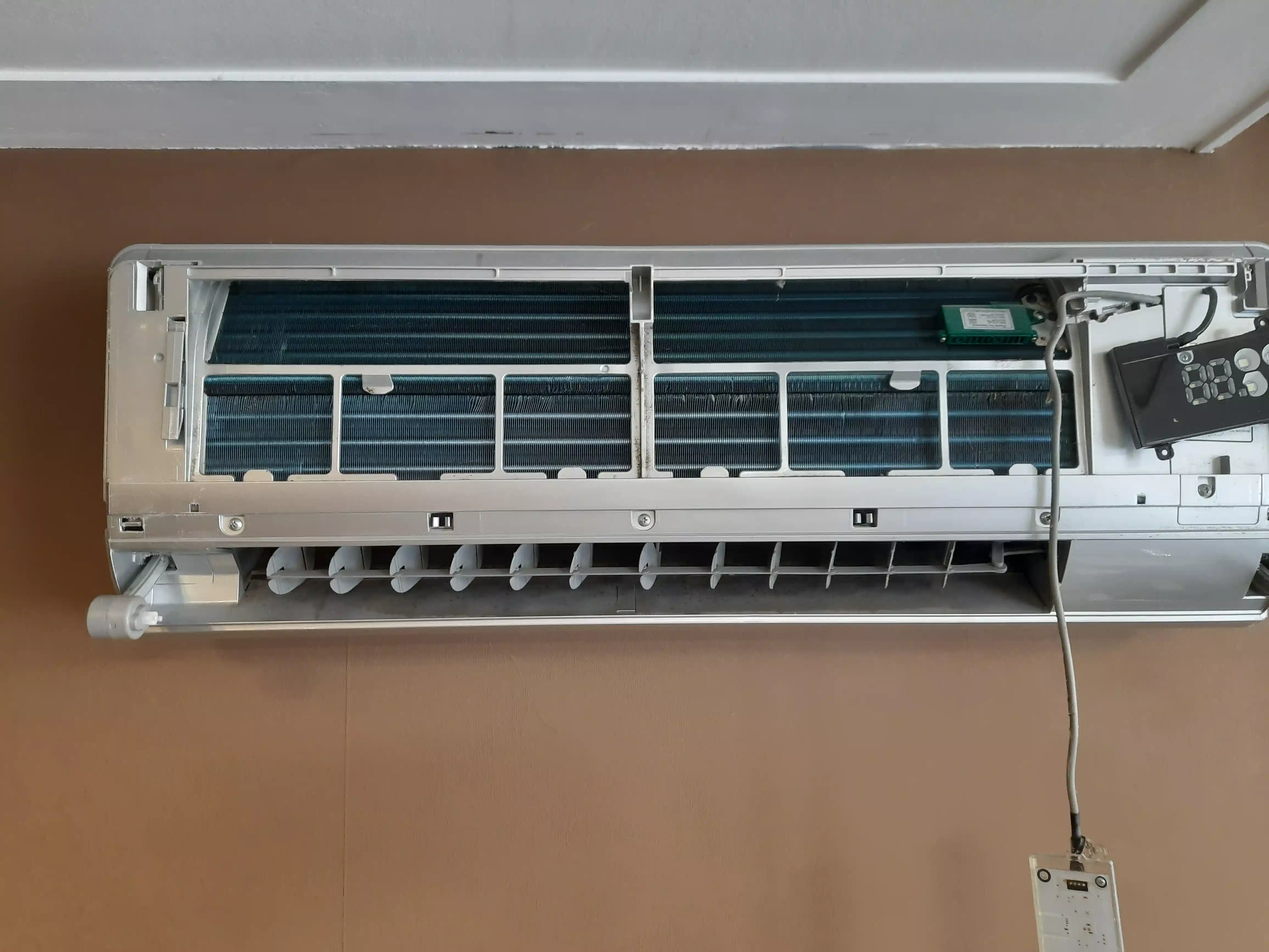 Open airco-binnenunit vóór dieptereiniging