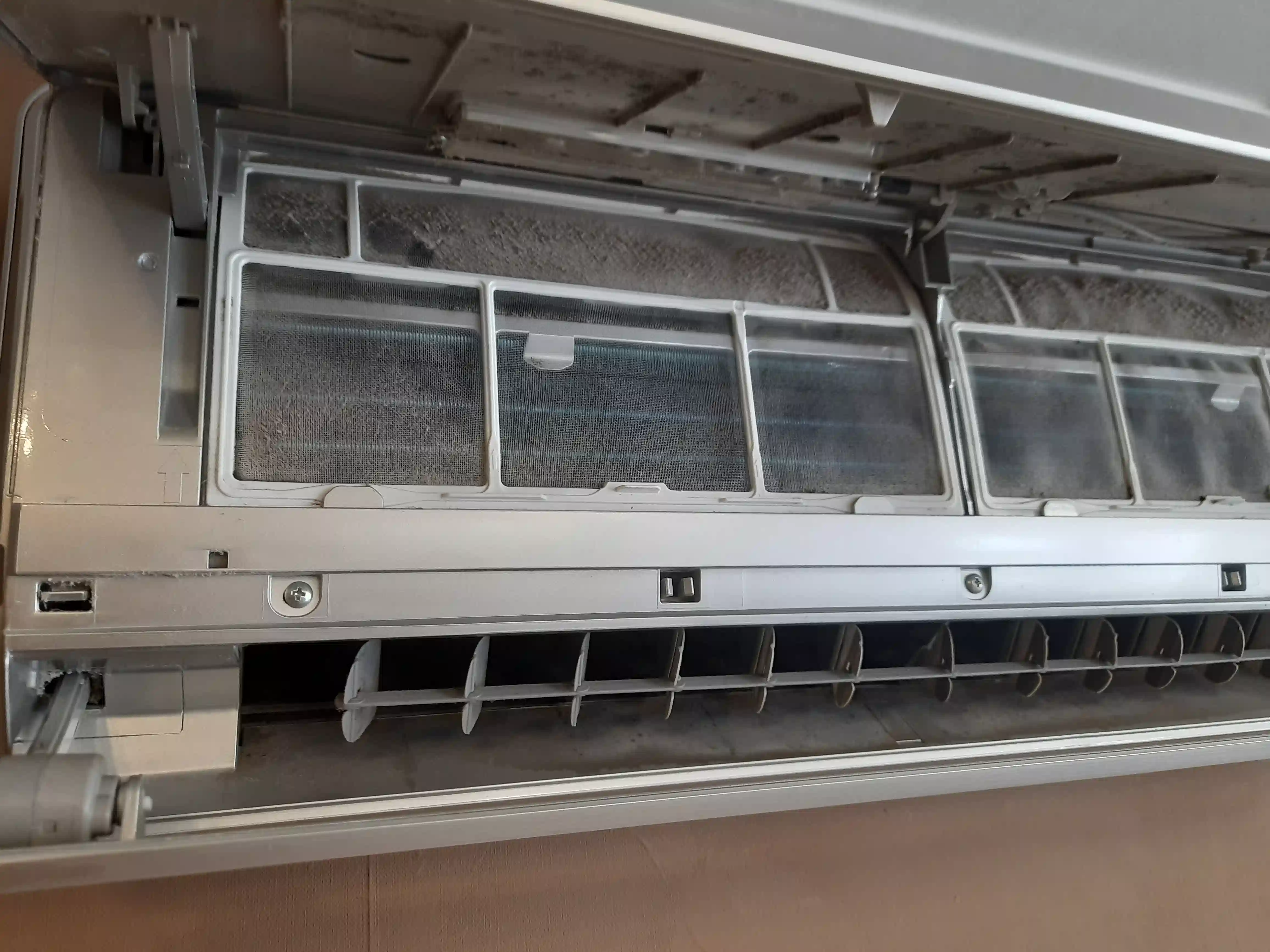 Vervuild airco-filter vóór reiniging